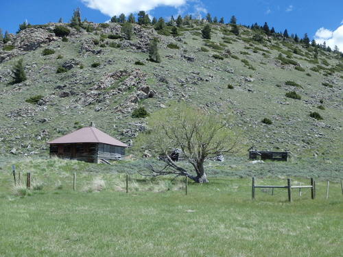 GDMBR: An old dwelling near the turn off for Elk Lake Road.